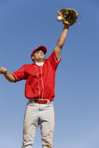 outfeilder-catching-baseball